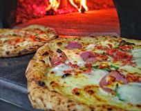 Duas pizzas da Leggera Pizzaria Napoletana. no forno a lenha