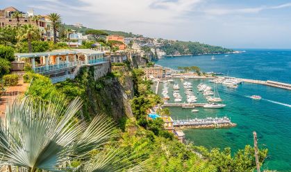 Cidade turística na Costa Amalfitana, na Itália, impõe multas para "peitos nus"