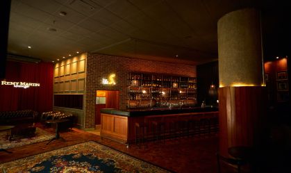 Novo speakeasy The S. resgata clima dos anos 1950 no centro de SP