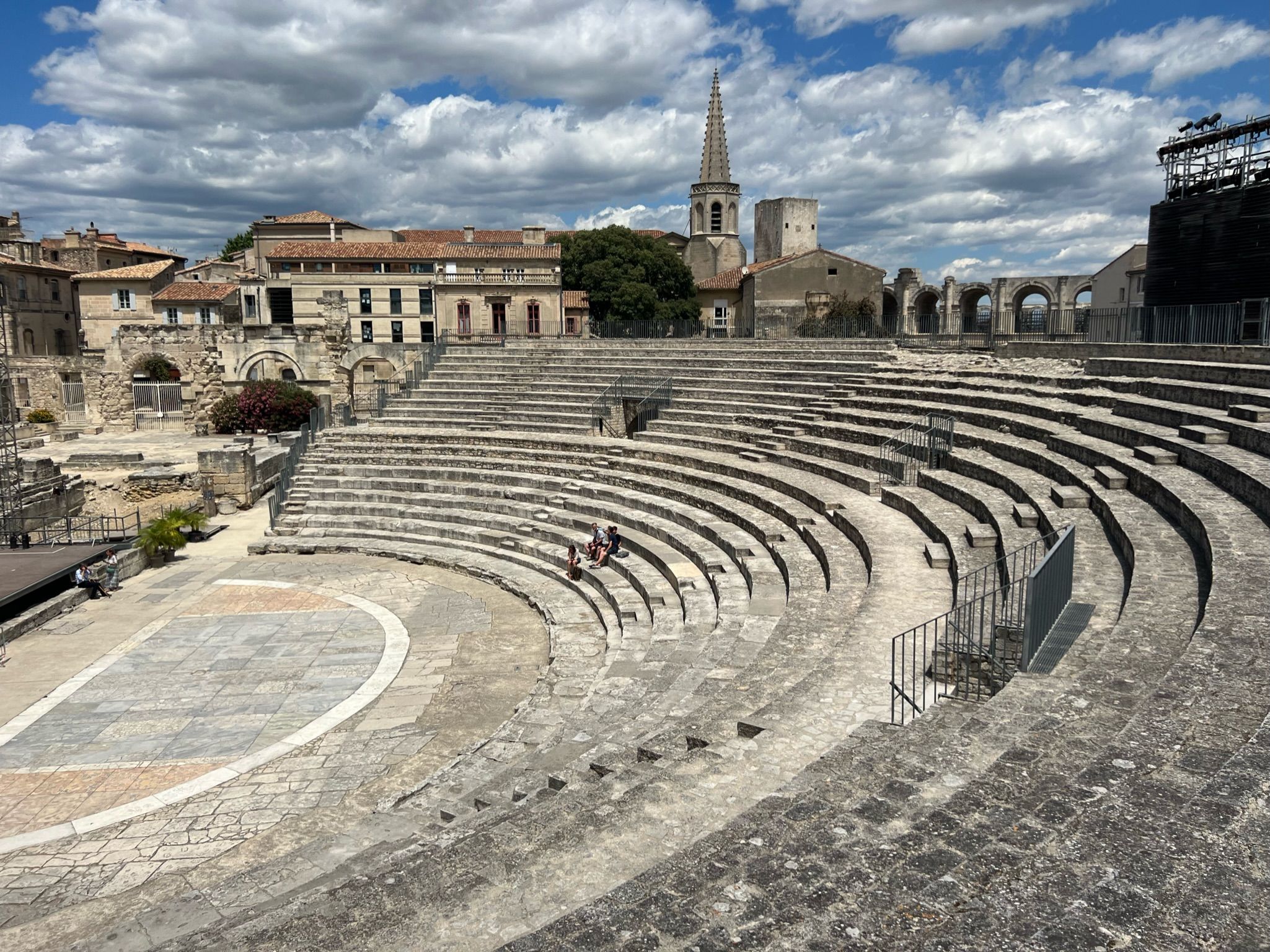 Teatro romano de Arles é um dos resquícios do Império Romano na Provence • Daniela Filomeno