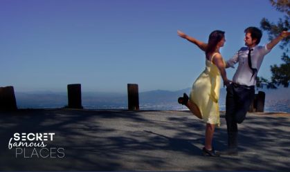 O casal que viaja o mundo recriando cenas de filmes icônicos