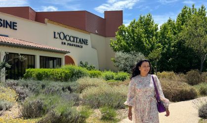 Entre campos de lavanda, fábrica da L'Occitane en Provence carrega a essência da região