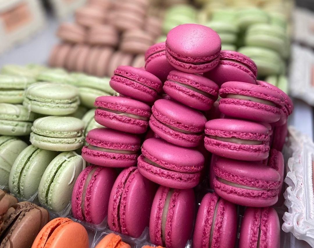 Museu na França é dedicado à história dos Macarons, e apresenta as diferenças entre o parisiense e outras versões regionais menos conhecidas • Reprodução/Instagram