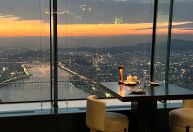 Como é ter uma refeição no 5º edifício mais alto do mundo