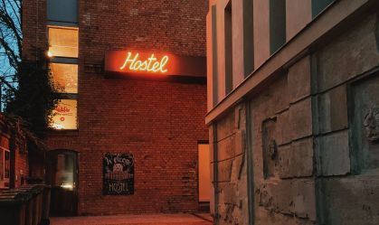 Idade máxima para se hospedar: a barreira do etarismo nos hostels
