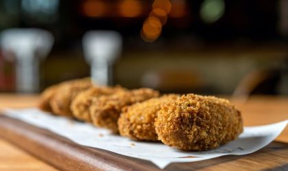 Croquetas, típico petisco espanhol, dominam os cardápios paulistanos