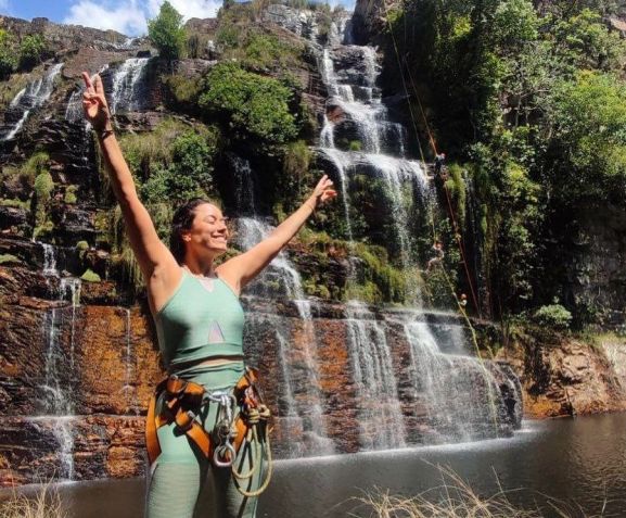 Daniela Filomeno na cachoeira Almécegas II, uma das mais visitadas da Chapada / CNN Viagem & Gastronomia
