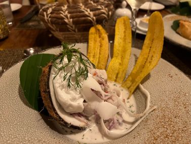 Ceviche no coco do restaurante Alma, em Cartagena