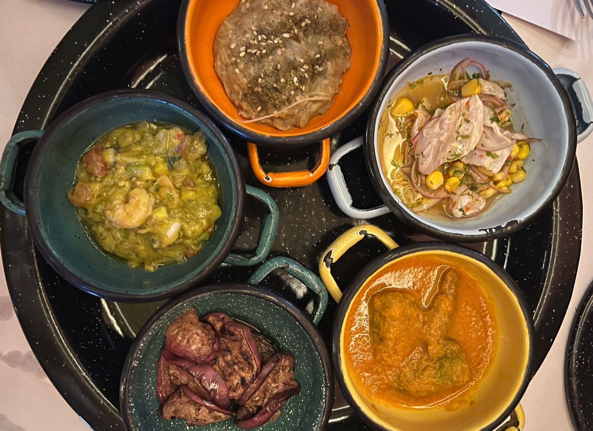 Bandeja de entradas reúne entradinhas mais famosas da La Cocina de Pepina, tradicional em Cartagena / Daniela Filomeno