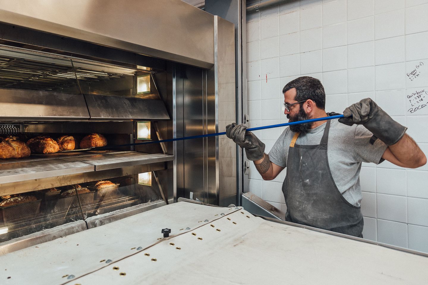 Sócio Rafa Brites preparando pães na Slow Bakery • Samuel Antonini