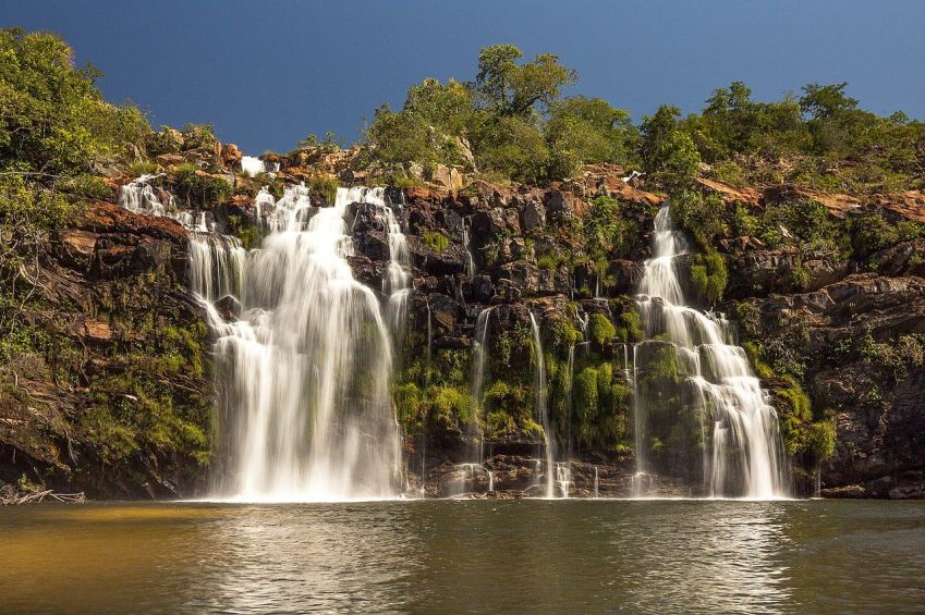 Poço Encantado, na Chapada dos Veadeiros, é uma bela e grande cachoeira com uma praia formada ao redor de seu poço. / Diego Baravelli