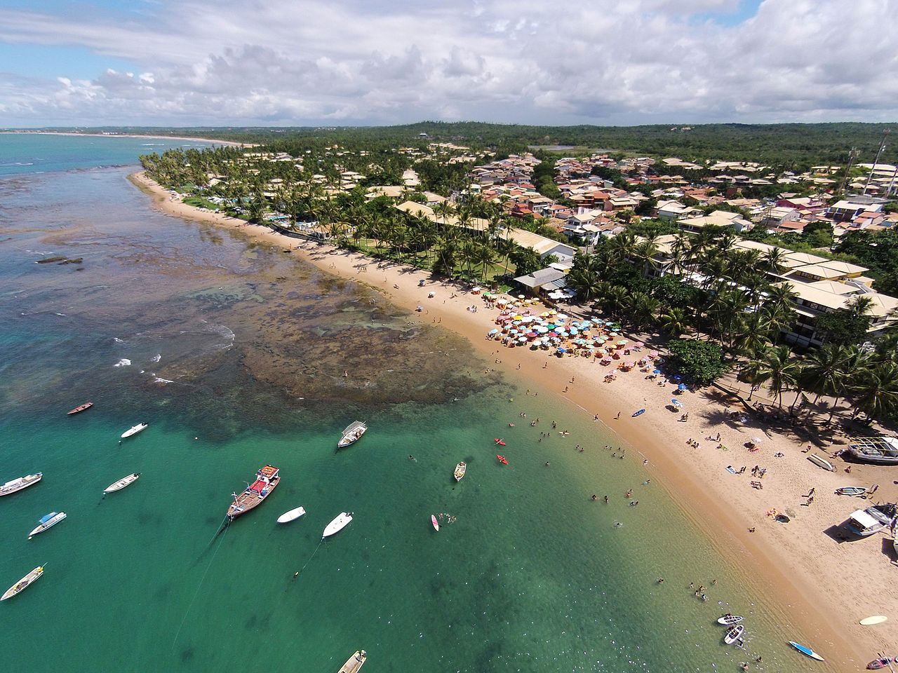 Praia do Forte tem belas praias e um centro com restaurantes, bares e lojinhas • Wikimedia Commons