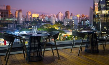 Comandado por Flávio Miyamura, Baleia Rooftop tem culinária mediterrânea em ambiente que já nasceu badalado
