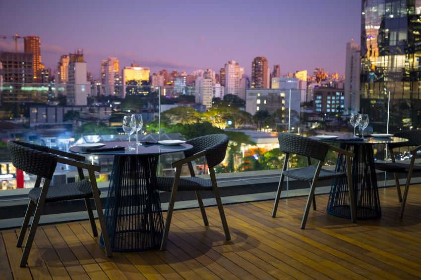 Baleia Rooftop tem mesas ao ar livre e vista para a agitada Av. Brigadeiro Faria Lima • Neuton Araujo