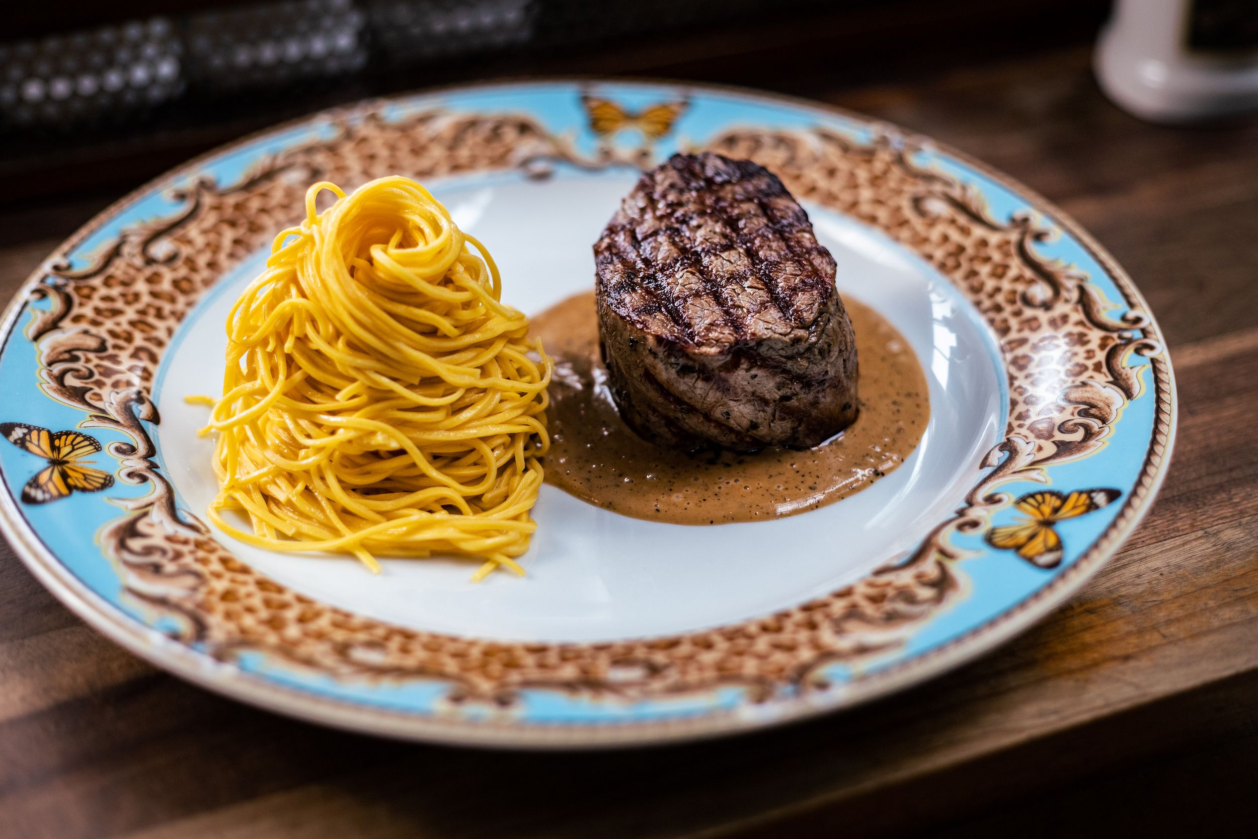 FILETTO AL PEPE COM TAGLIOLINI NA MANTEIGA E SÁLVIA - Foto Studio Primo