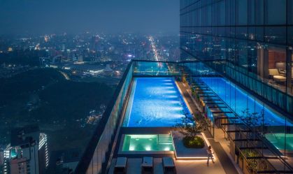 Piscina ao ar livre mais alta do mundo fica a 323 metros de altura na China