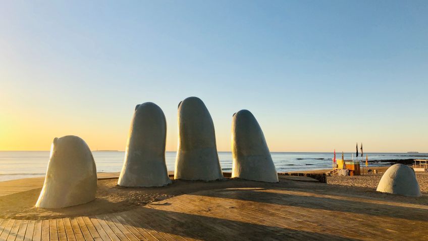 La Mano, na Playa Brava, é um dos principais pontos turísticos de Punta Del Este • Unsplash