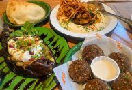 Com comida de rua do Oriente Médio, Shuk Falafel & Kebabs serve verdadeiros banquetes