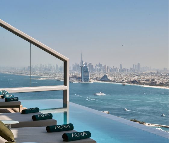 Aura Skypool detém o título de piscina infinita 360º mais alta do mundo, a 200 metros do chão • Divulgação