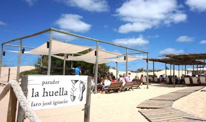 Restaurantes pé na areia e festas arrojadas agitam Punta del Este na temporada
