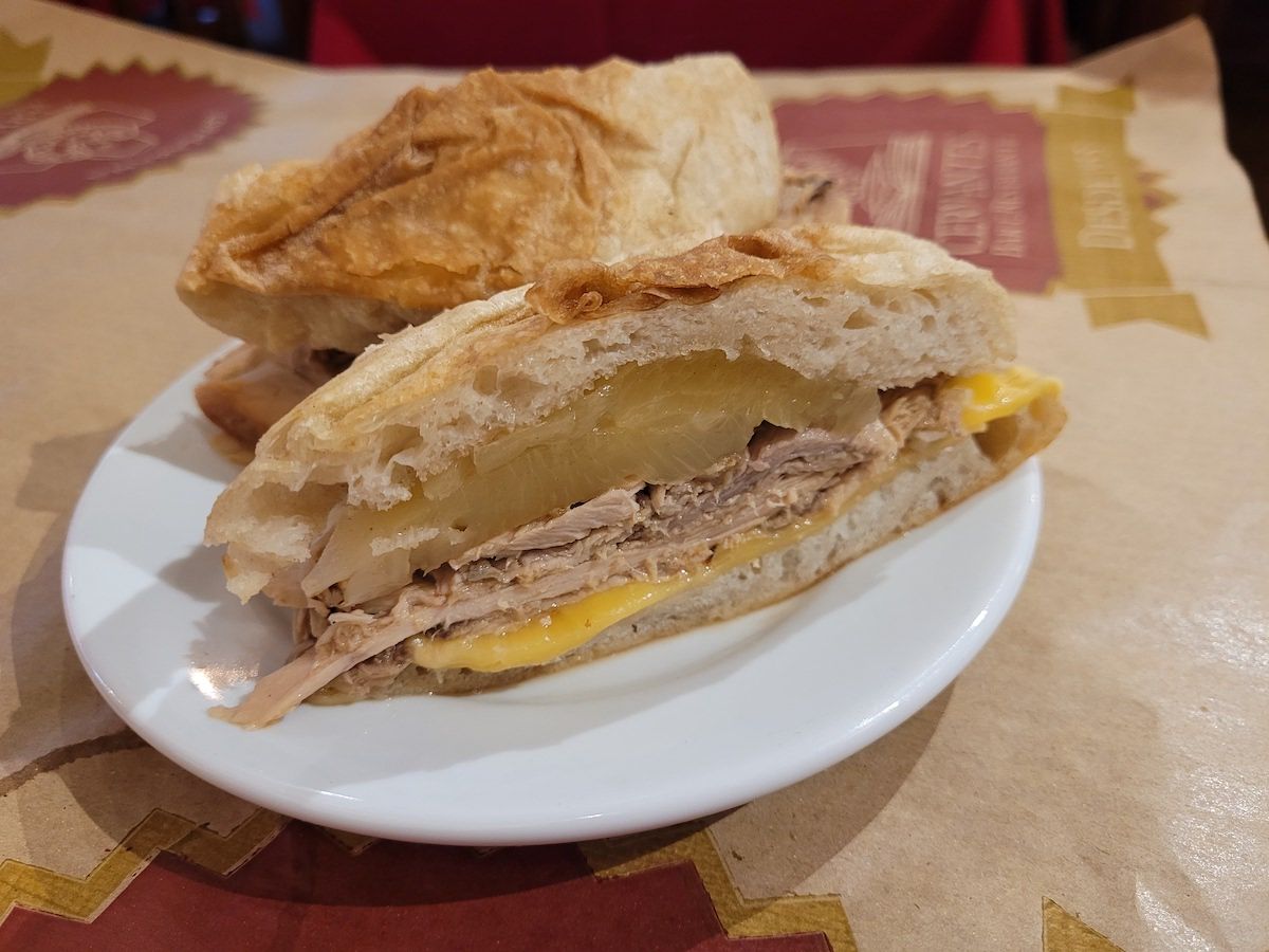 O famoso sanduíche de pernil com abacaxi é o responsável por matar a fome de muitos na madrugada carioca • Fabio Wright
