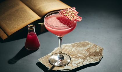 Guilhotina Bar lança nova carta de drinques que é verdadeiro "receituário alcoólico"
