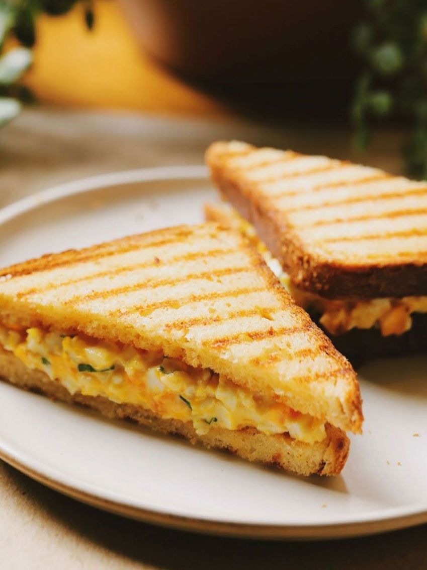 Egg sandwich: pode ser feito com pão de amêndoas ou com o tradicional brioche. De recheio, ovos orgânicos mexidos e maionese da casa / Reprodução/Instagram Caracolla