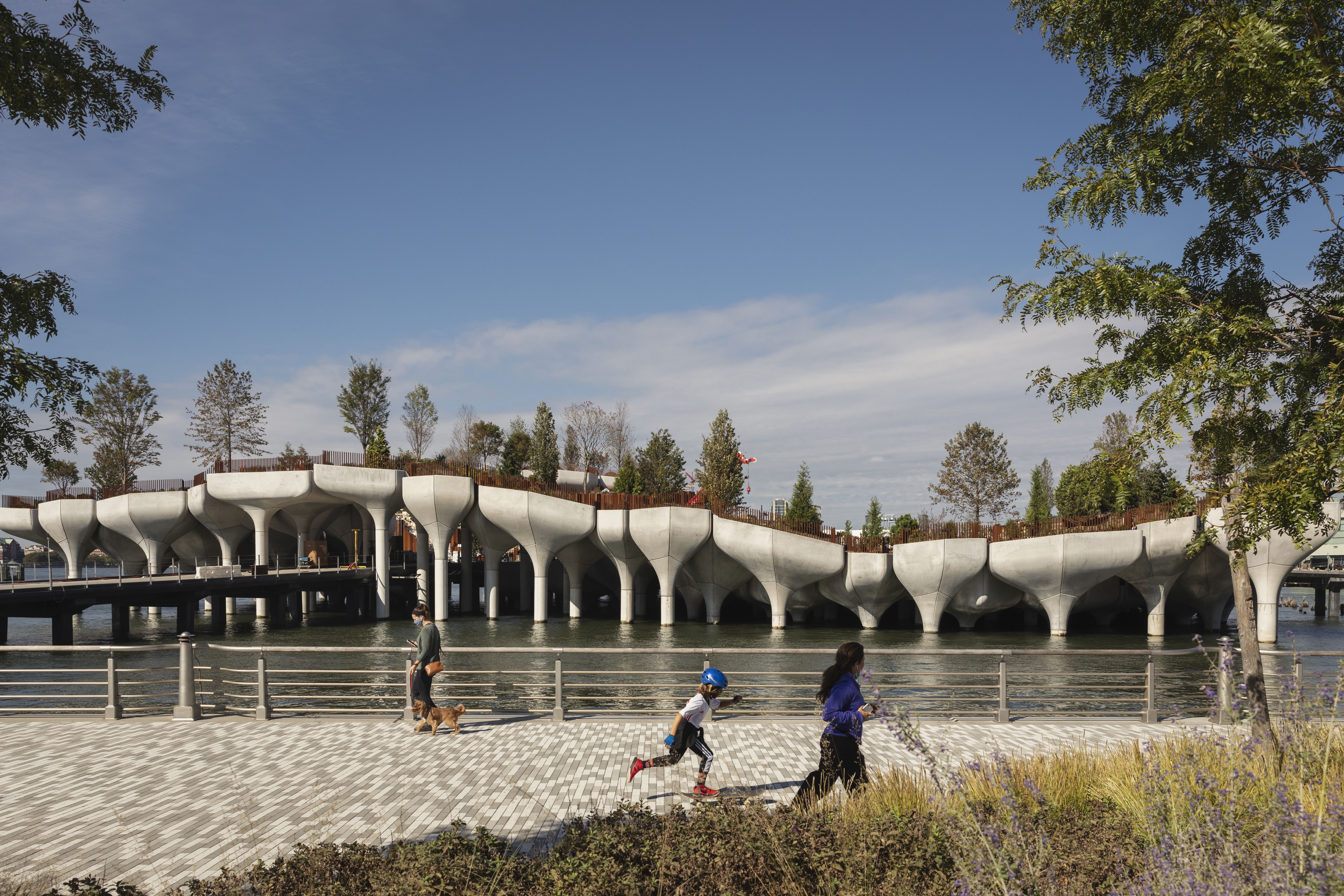 Little Island é parque flutuante que impressiona pela arquitetura dentro do Hudson River Park • Michael Grimm