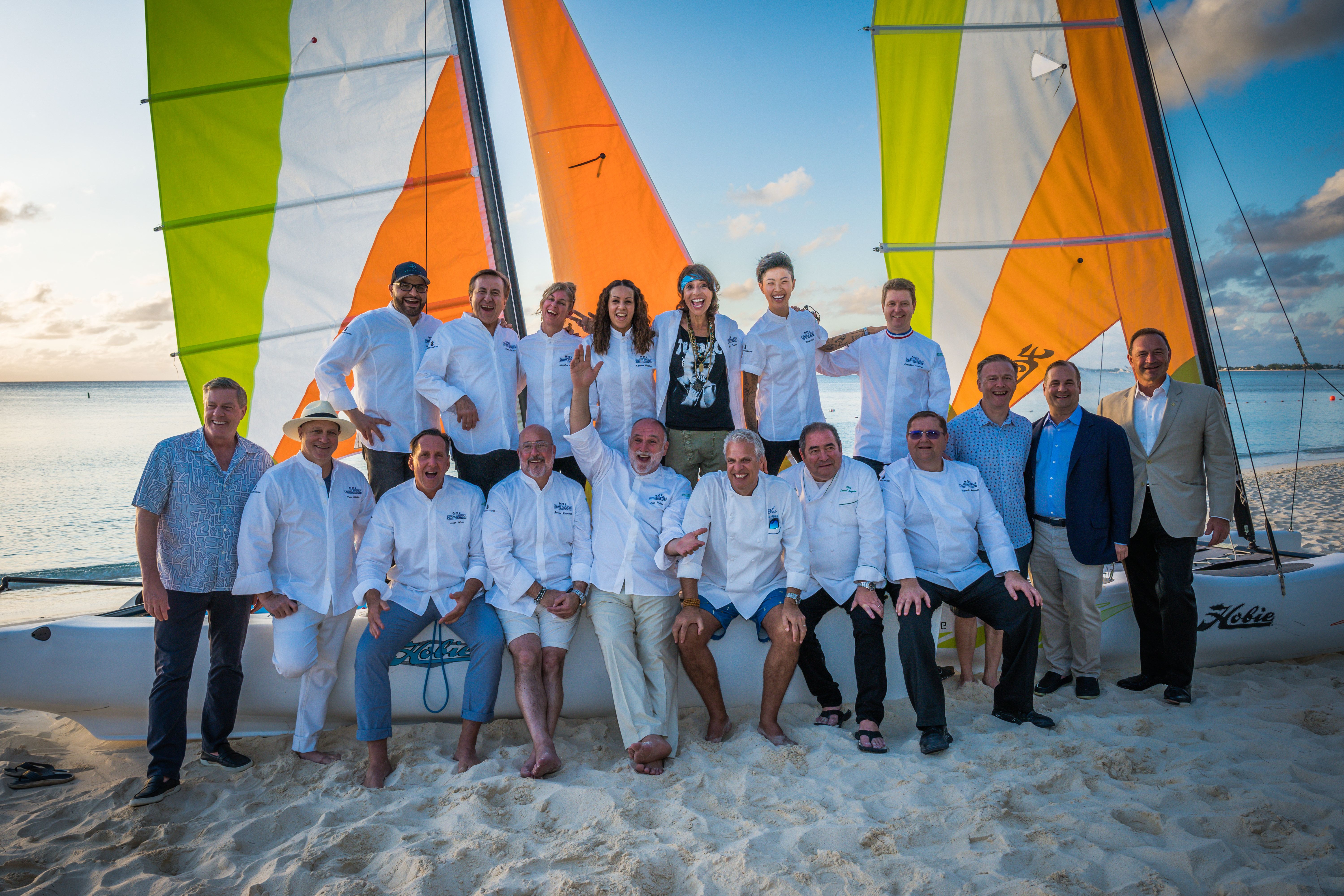 Dominique Crenn, ao centro, posa ao lado de renomados chefs, como José Andres e Eric Ripert, no festival Cayman Cookout de 2023 / Rebecca Davidson Photography