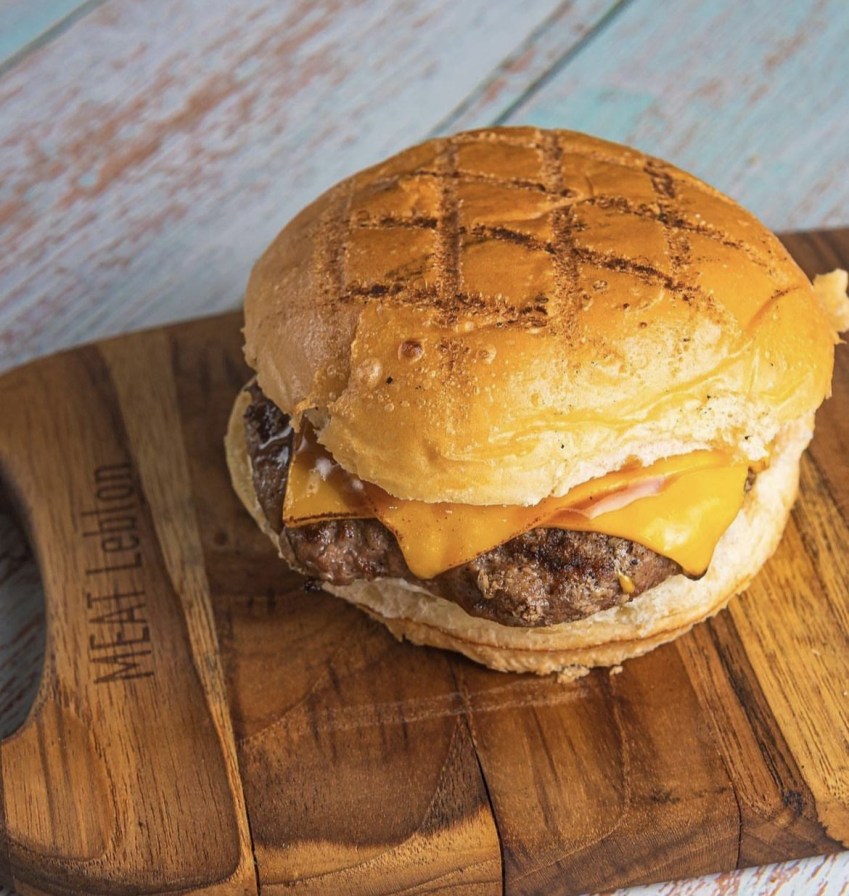 Meat, no Leblon, é famoso por suas saborosas carnes e hambúrgueres especiais, como o de Costela Angus da foto • Reprodução Facebook