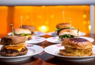 Fim de festa: 15 restaurantes abertos de madrugada para matar a fome em São Paulo