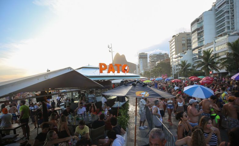 Quiosque do Pato com Laranja, no Leblon, é opção para quem não abre mão de uma confraternização pé na areia • Felipe Figueiredo/Divulgação