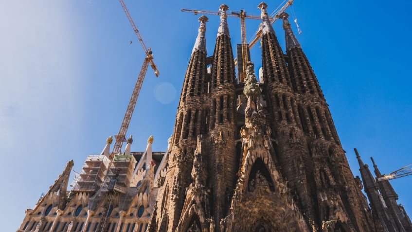 Basílica da Sagrada Família fica localizada em Barcelona • Pexels