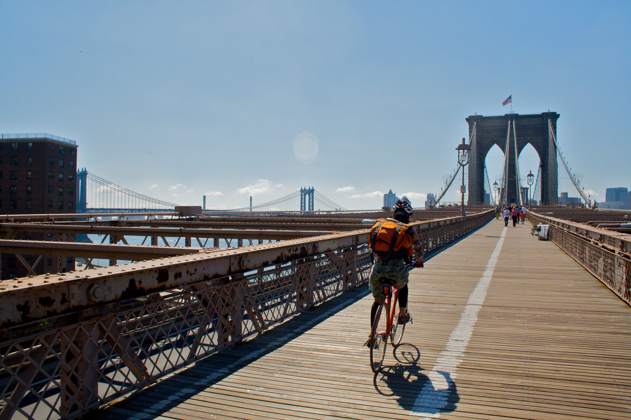 Brooklyn Bridge é cartão-postal de NY e tem faixas para ciclistas • Matt Baume