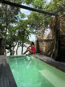 Daniela Filomeno no deque de um dos bangalôs da hospedagem Bangalôs da Selva Casa do Saulo