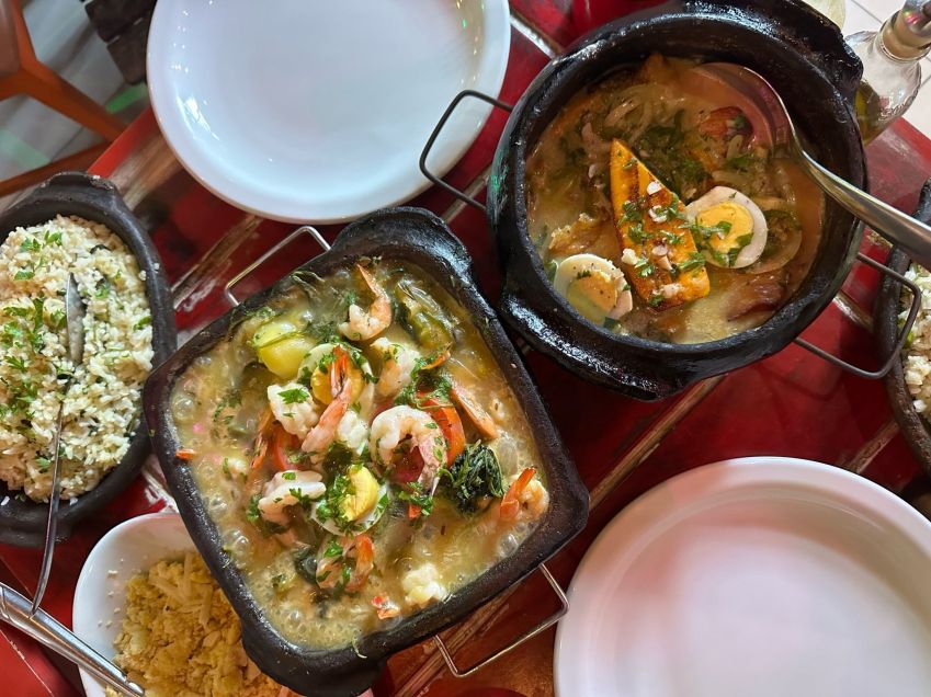 Moqueca baiana e pirarucu defumado no leite de coco com banana da terra, castanha do Pará e ameixas do Remanso do Peixe / CNN Viagem & Gastronomia