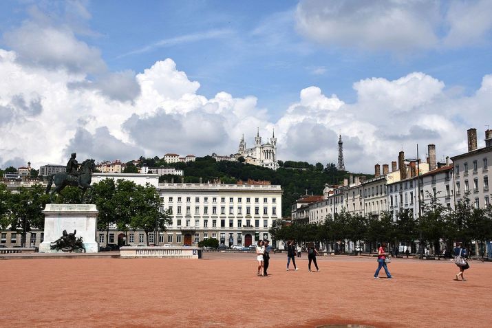No centro da praça há uma estátua de bronze do Rei Luís XIV / Herbert Frank