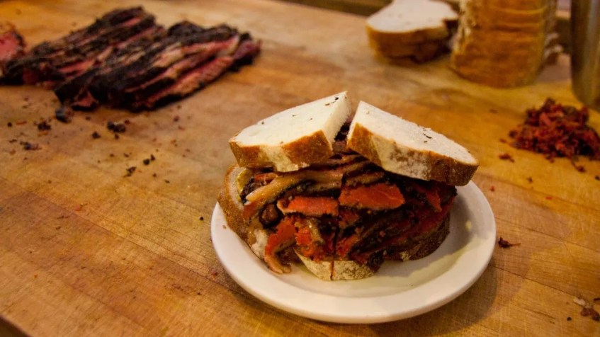 Sanduíche de carne defumada da Mile End Deli / Divulgação / Mile End Deli