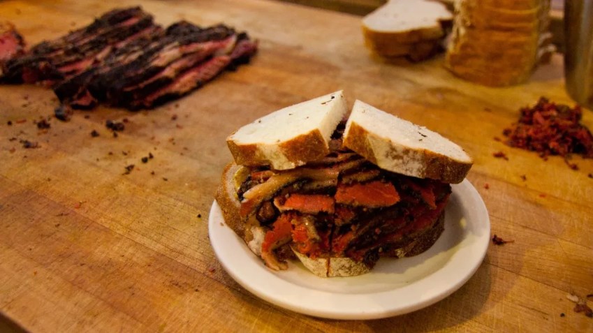 Sanduíche de carne defumada da Mile End Deli / Divulgação / Mile End Deli