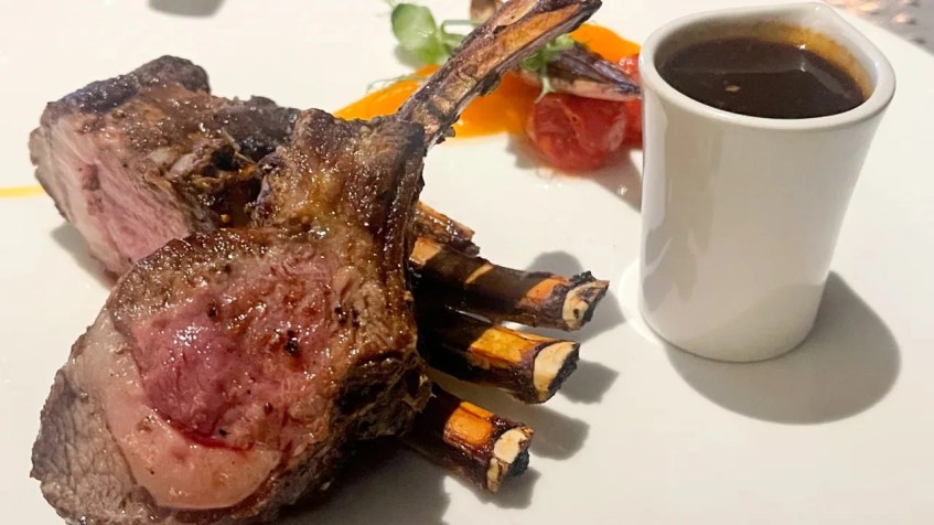 A costela de cordeiro australiana alimentado com grãos está no cardápio do Turtle Bay / Chris Dwyer/CNN