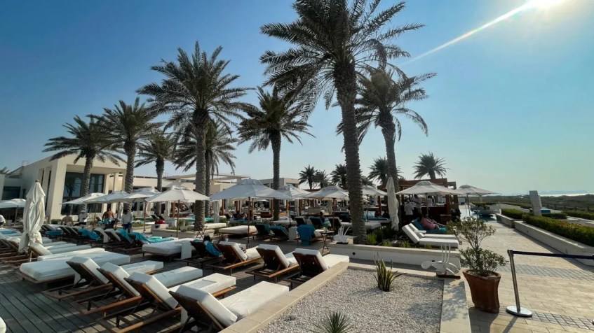 O Saadiyat Beach Club é um ótimo local para relaxar e comer com estilo / Chris Dwyer/CNN