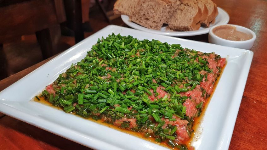 Carne macerada da Mercearia é temperada ainda com páprica doce, pimenta calabresa e conhaque / Caroline Grimm