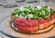 Onde comer “carne de onça” em Curitiba, prato típico da capital do Paraná