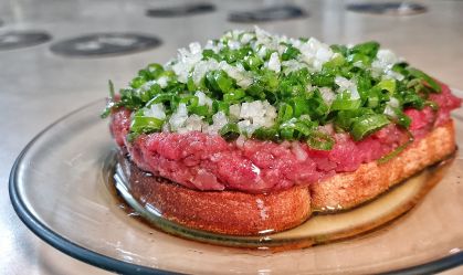 Onde comer "carne de onça" em Curitiba, prato típico da capital do Paraná