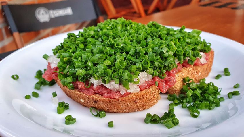 Carne de onça do bar leva apenas sal, pimenta e azeite para temperar a carne / Caroline Grimm