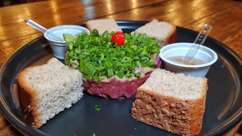 Carne de onça da casa vem com pedaços maiores de cebola e mostarda separada / Caroline Grimm