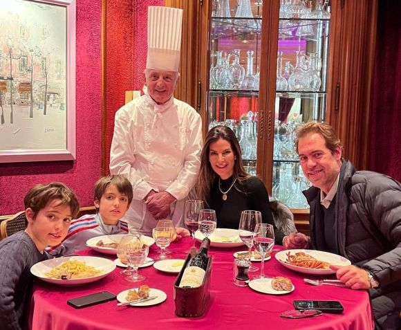Carol Toledo e a família no restaurante de Pierre Orsi em Lyon / Acervo pessoal