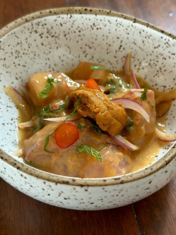 Ceviche no leche de tigre e uni / Divulgação