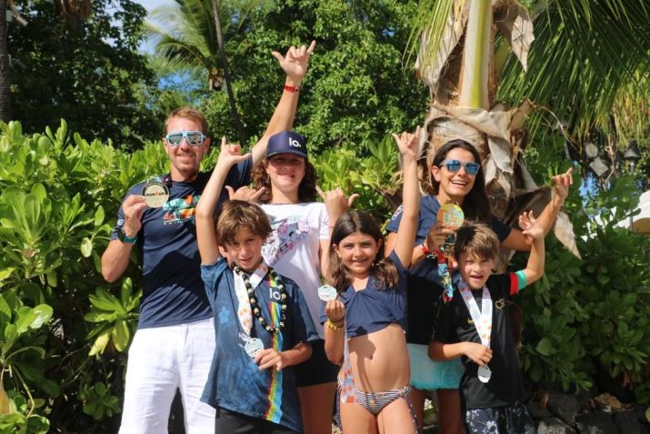 Luciana e Marcelo com a família, após se casarem no Havaí e completarem o Iroman no local / Arquivo Pessoal