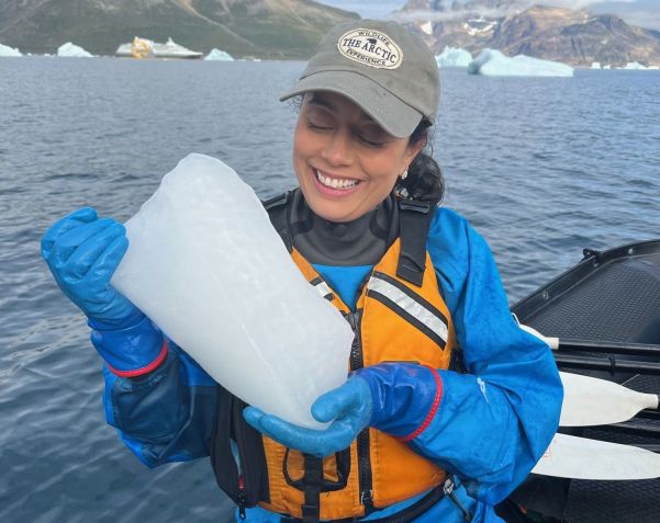 Pedaços menores soltos dos icebergs podem ser pegos com cuidado com as mãos / CNN Viagem & Gastronomia